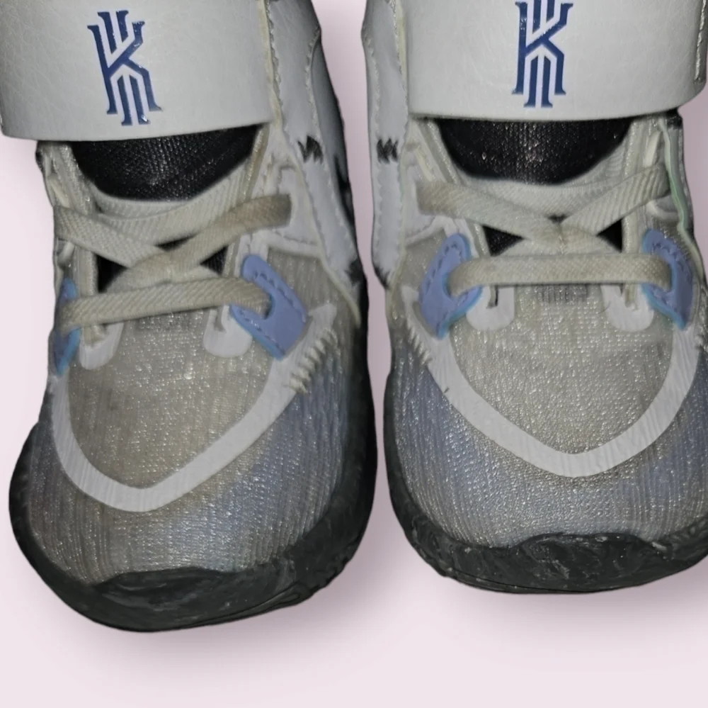 Nike Kyrie 8 Sneakers boys 5C White Iron Grey-Light Marine